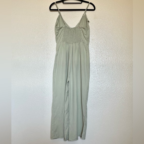 Love Tree sage green ruffle surplice cropped jumpsuit xsmall - Picture 3 of 8